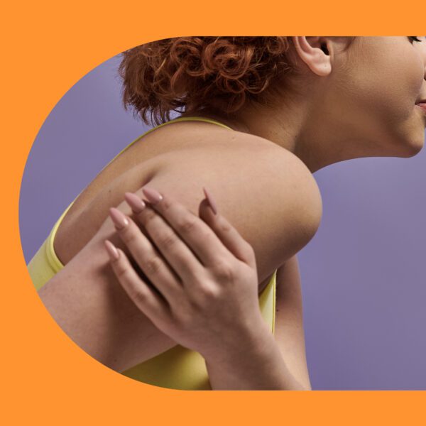 women focusing on her shoulder